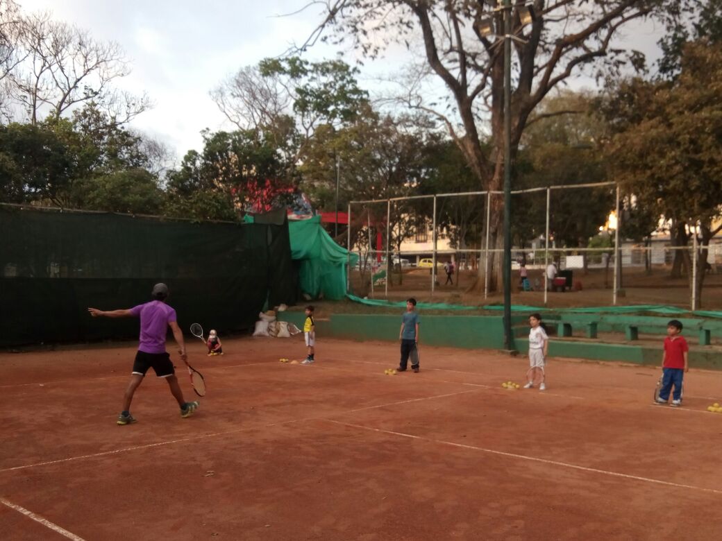 Torneo de tenis de campo del Inderbu (Instituto de la Juventud, el Deporte y la Recreación) en la Universidad Industrial de Santander, UIS, de Bucaramanga