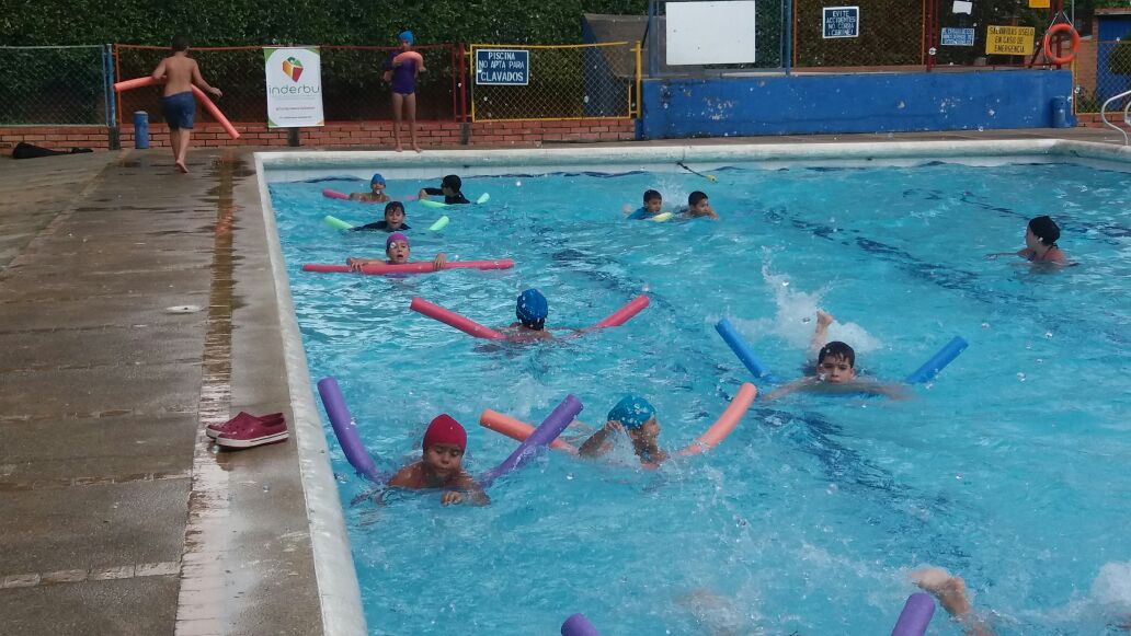 Festival de natación del Inderbu (Instituto de la Juventud, el Deporte y la Recreación) en el Recrear de la Joya, en Bucaramanga